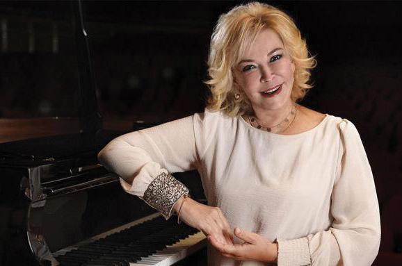 Müziğiyle Dünyaya Işık Yayan Bir İsim: STH’nin Özel Konuğu Piyanist Gülsin Onay